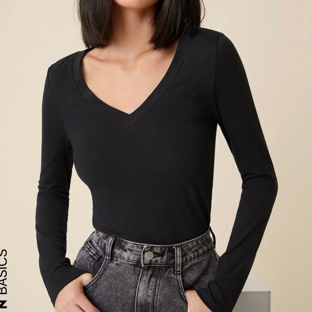 V-Neck form fitting tee